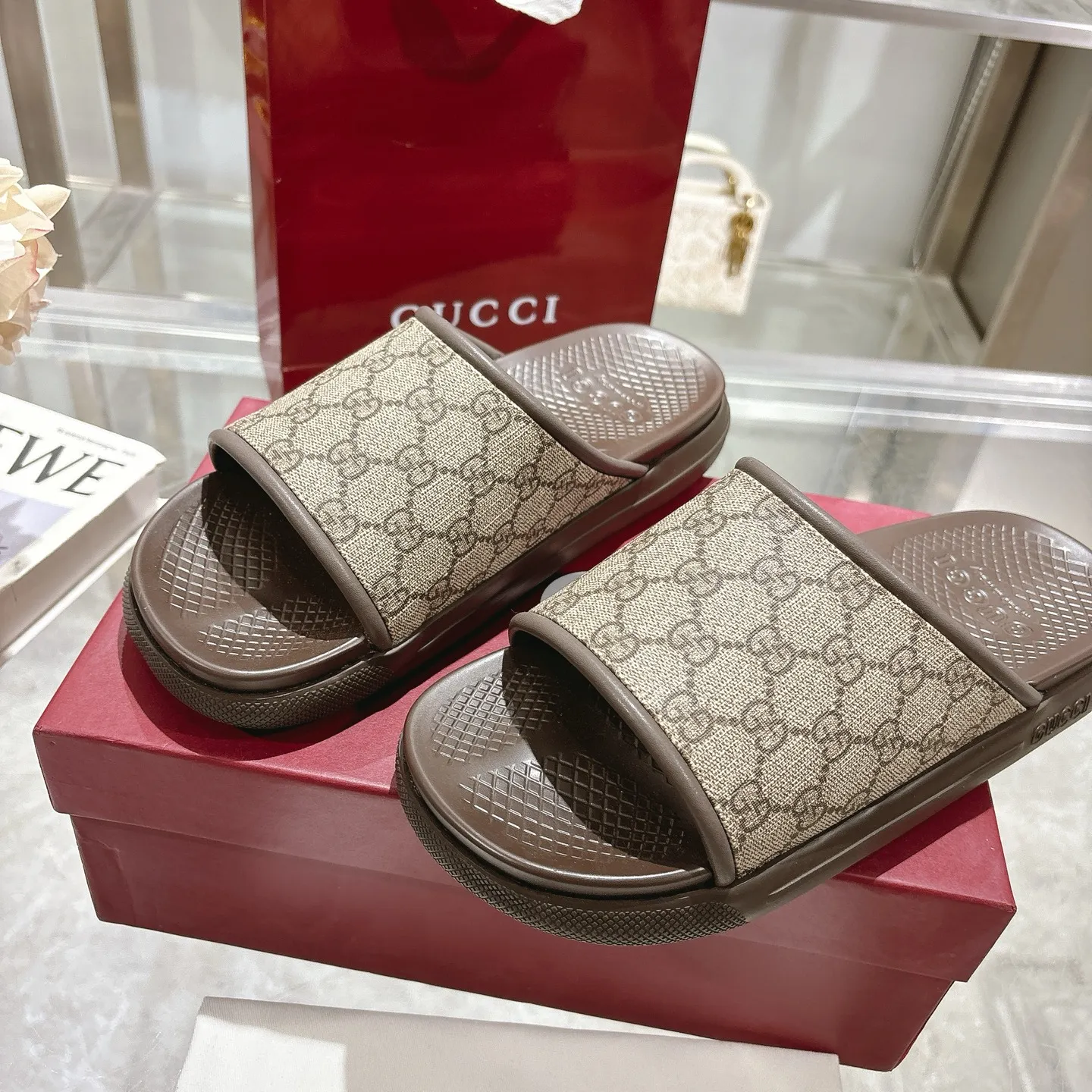 p400🐮🐮New summer men's slip-on slippers. Inspired by the summer spirit and beach clubs of the Italian coast, this piece is part of Gucci Lido. The Pre-Fall collection reinterprets the brand's signature elements and sophisticated patterns in a contemporary way. Made from black rubber, these flat sandals feature a slip-on design that reinterprets the brand's distinctive green and red web design. GG Classic Upper Men's Molded Rubber Footbed Gucci Logo Flat Made in Italy Size: Men's 40 to 47,
